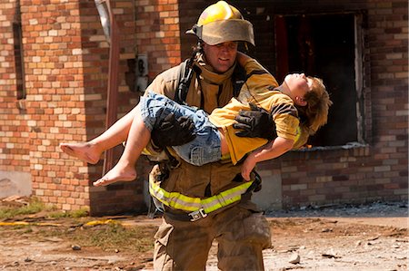 firefighter rescuing child - Fire fighter rescuing child Foto de stock - Sin royalties Premium, Código: 640-03255882