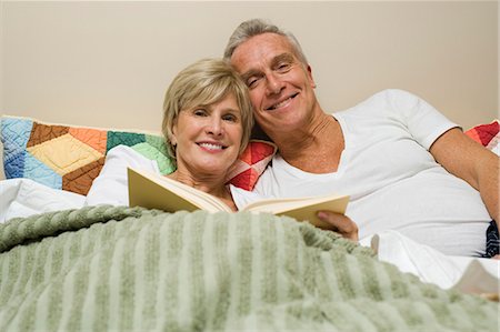 Mature couple in bed reading Stock Photo - Premium Royalty-Free, Code: 640-03255946