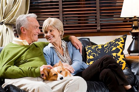 Mature couple on sofa with dog Foto de stock - Sin royalties Premium, Código: 640-03255942