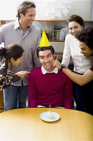 fiesta de cumpleaños - Business people celebrating a birthday Foto de stock - Sin royalties Premium, Código: 640-03256018