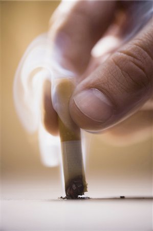 Hand butting out a cigarette Stock Photo - Premium Royalty-Free, Code: 640-03256049