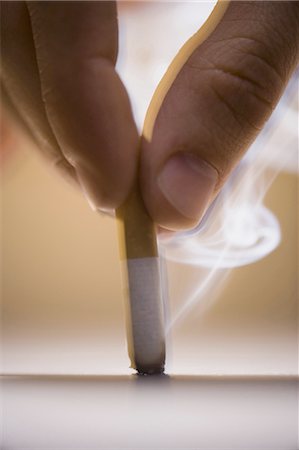 Hand butting out a cigarette Foto de stock - Sin royalties Premium, Código: 640-03256050