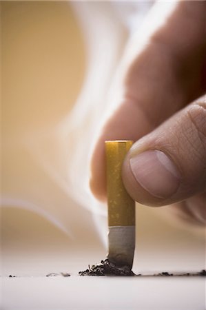 Hand butting out a cigarette Stock Photo - Premium Royalty-Free, Code: 640-03256051