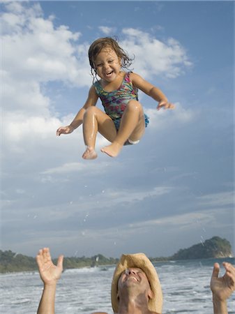 father and daughter surf beach - Père jetant sa fille dans l'air Photographie de stock - Premium Libres de Droits, Code: 640-03256308