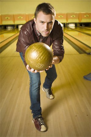 Close-up of a young man at a bowling alley Fotografie stock - Premium Royalty-Free, Codice: 640-03256300