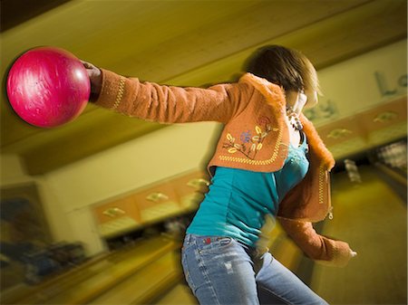 Gros plan d'une jeune femme tenant une boule de bowling Photographie de stock - Premium Libres de Droits, Code: 640-03256302