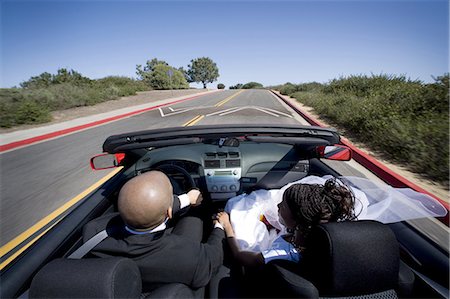 simsearch:640-03256325,k - Rear view of a newlywed couple in a car Stock Photo - Premium Royalty-Free, Code: 640-03256315