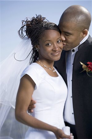 Gros plan d'un époux de s'embrasser sa fiancée Photographie de stock - Premium Libres de Droits, Code: 640-03256316
