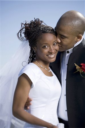 Gros plan d'un époux de s'embrasser sa fiancée Photographie de stock - Premium Libres de Droits, Code: 640-03256317