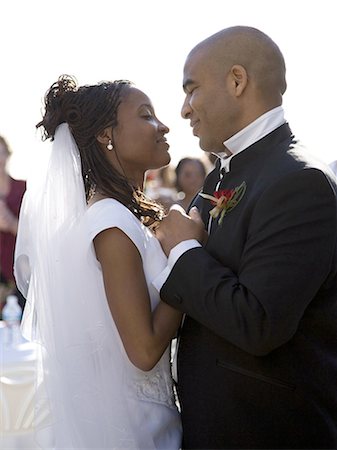 Voir le profil:: un couple de jeunes mariés, main dans la main et en regardant de l'autre Photographie de stock - Premium Libres de Droits, Code: 640-03256325