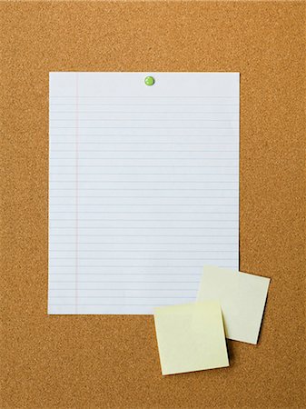 Blank adhesive notes and lined paper pinned to notice board Foto de stock - Sin royalties Premium, Código: 640-03256459