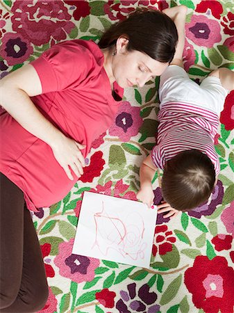 pink paper - USA, California, San Francisco, pregnant mother with daughter (2-3) coloring Stock Photo - Premium Royalty-Free, Code: 640-03256460