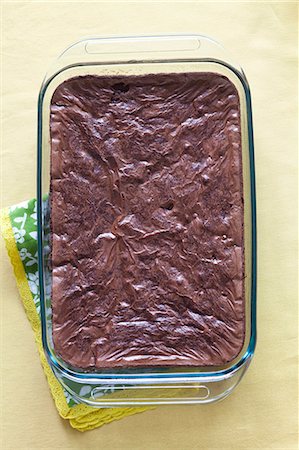 Gâteau au chocolat dans le plat de service avec des serviettes de table Photographie de stock - Premium Libres de Droits, Code: 640-03256477