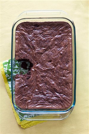 Gâteau au chocolat dans le plat de service, qui a des dents manquantes Photographie de stock - Premium Libres de Droits, Code: 640-03256478