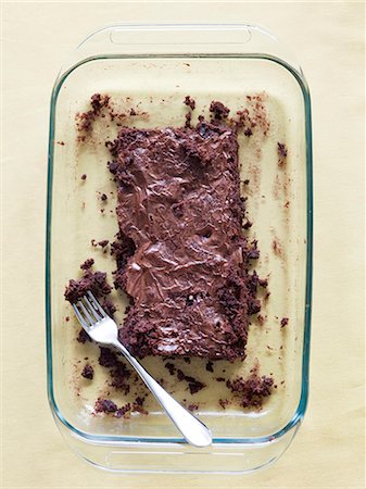 Chocolate cake with fork in tray, directly above Foto de stock - Sin royalties Premium, Código: 640-03256481