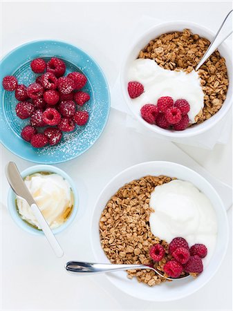 Healthy breakfast with cereals and fresh raspberries, studio shot Foto de stock - Sin royalties Premium, Código: 640-03256533
