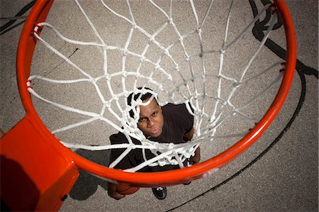simsearch:640-03257090,k - USA, Utah, Salt Lake City, young man looking up at basketball hoop Foto de stock - Sin royalties Premium, Código: 640-03256639