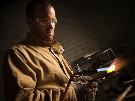 USA, Utah, Orem, male welder using blowtorch in workshop Foto de stock - Sin royalties Premium, Código: 640-03256652