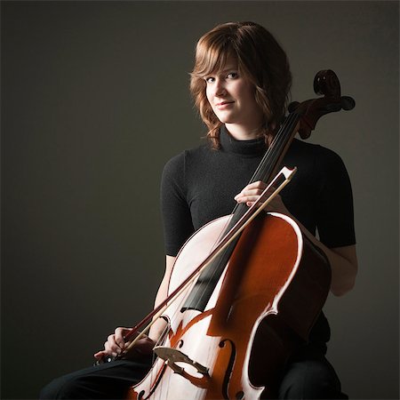 Studio portrait of young woman with cello Foto de stock - Sin royalties Premium, Código: 640-03256771