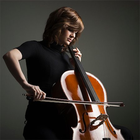 simsearch:640-03256775,k - Young woman playing cello, studio shot Fotografie stock - Premium Royalty-Free, Codice: 640-03256787