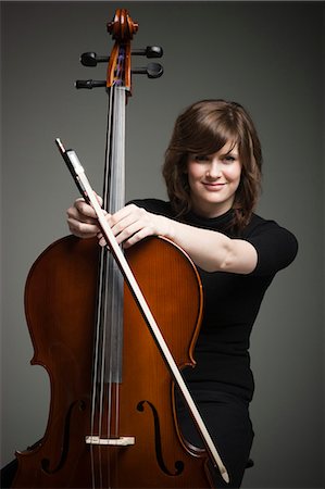 simsearch:640-03256775,k - Studio portrait of young woman with cello Fotografie stock - Premium Royalty-Free, Codice: 640-03256780