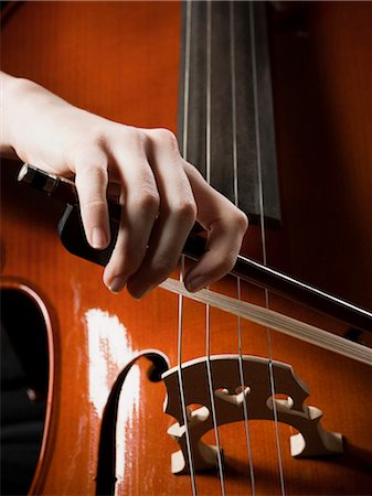 Gros plan d'une jeune femme joue du violoncelle Photographie de stock - Premium Libres de Droits, Code: 640-03256794