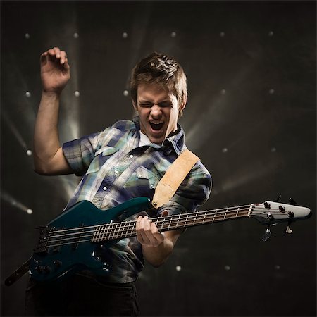 Studio shot of guitarist playing on electric guitar Foto de stock - Sin royalties Premium, Código: 640-03256806