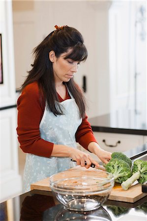 people holding broccoli - USA, Utah, Alpine, mid adult woman preparing food Stock Photo - Premium Royalty-Free, Code: 640-03256848