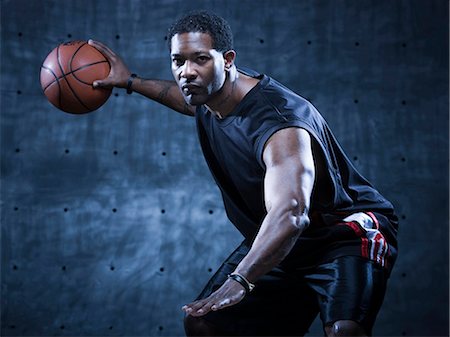 Studio shot of basketball player holding ball Foto de stock - Sin royalties Premium, Código: 640-03256887