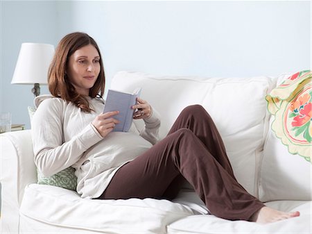 simsearch:640-08089533,k - USA, California, San Francisco, pregnant woman lying on sofa and reading Stock Photo - Premium Royalty-Free, Code: 640-03256880