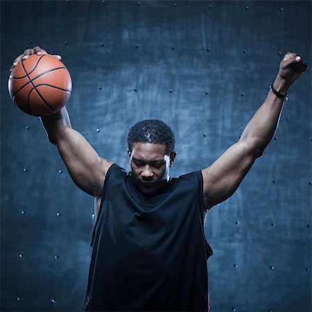 Studio shot of basketball player holding ball Foto de stock - Sin royalties Premium, Código: 640-03256893