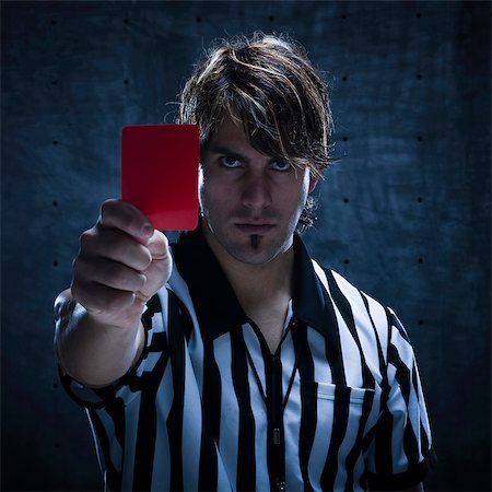 referee (male) - Studio shot of referee showing red card Foto de stock - Sin royalties Premium, Código: 640-03256914
