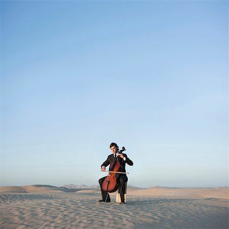 USA, Utah, petit Sahara, jeune homme au violoncelle dans le désert Photographie de stock - Premium Libres de Droits, Code: 640-03257020