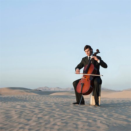 USA, Utah, petit Sahara, jeune homme au violoncelle dans le désert Photographie de stock - Premium Libres de Droits, Code: 640-03257021