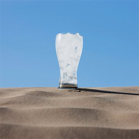 USA, Utah, petit Sahara, verre d'eau glacée dans le désert Photographie de stock - Premium Libres de Droits, Code: 640-03257032