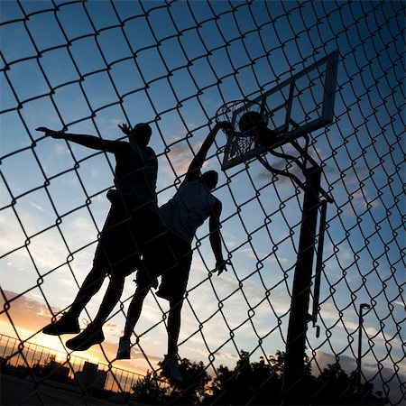 encestado - USA, Utah, Salt Lake City, two young men playing street basketball, low angle view Foto de stock - Sin royalties Premium, Código: 640-03257090