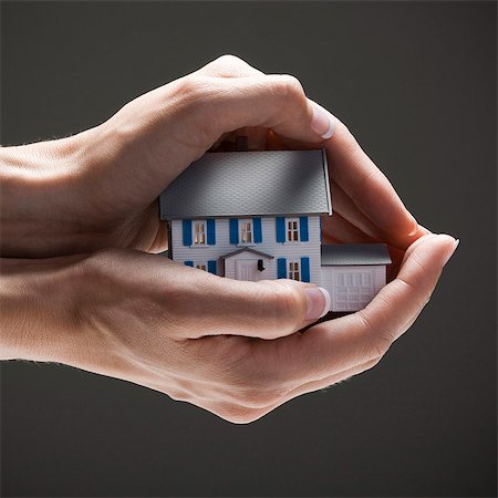 simsearch:640-03257126,k - House in young woman's hands Fotografie stock - Premium Royalty-Free, Codice: 640-03257112