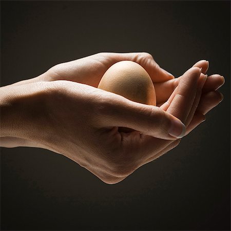 simsearch:640-03257126,k - Egg in young woman's hands Fotografie stock - Premium Royalty-Free, Codice: 640-03257126
