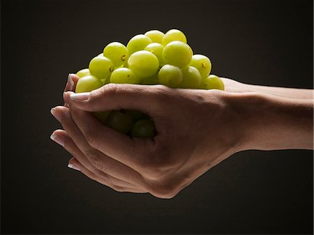 simsearch:640-03257126,k - Grapes in young woman's hands Fotografie stock - Premium Royalty-Free, Codice: 640-03257123