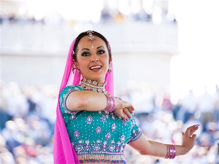 USA, Utah, Spanish Fork, portrait of mid adult dancer in traditional clothing performing on stage Foto de stock - Sin royalties Premium, Código: 640-03257172