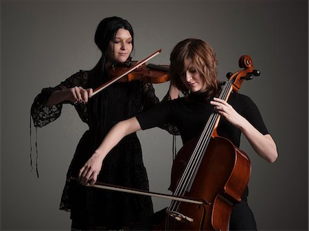 Deux jeunes femmes jouant des instruments à cordes Photographie de stock - Premium Libres de Droits, Code: 640-03257196