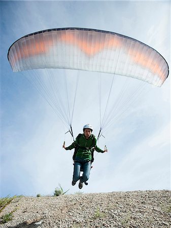 paragliders - USA, Utah, Lehi, mature man taking off with paraglide, low angle view Foto de stock - Sin royalties Premium, Código: 640-03257242