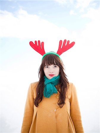 simsearch:640-03257281,k - USA, Utah, Orem, young woman wearing reindeer horns, portrait Foto de stock - Sin royalties Premium, Código: 640-03257280