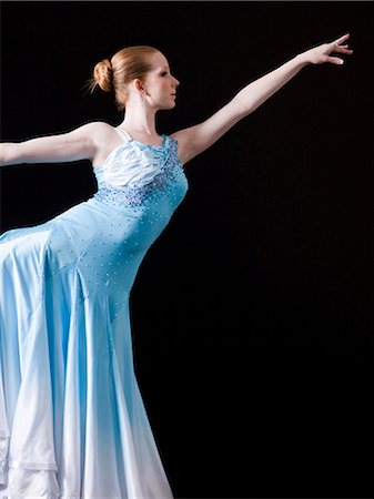 female blue dress - Young woman posing as professional dancer, studio shot Foto de stock - Sin royalties Premium, Código: 640-03257308