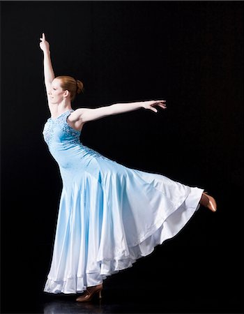 simsearch:640-06050812,k - Young woman posing as professional dancer, studio shot Fotografie stock - Premium Royalty-Free, Codice: 640-03257309