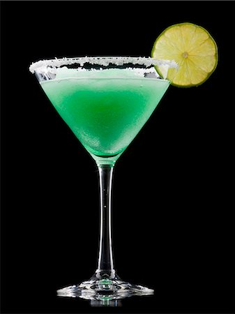 Frozen martini glass with lemon slice, studio shot Foto de stock - Sin royalties Premium, Código: 640-03257322