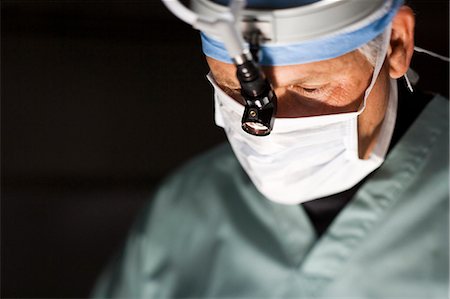 stirnlampe - USA, Utah, Provo, Porträt des Chirurgen während des Betriebs Stockbilder - Premium RF Lizenzfrei, Bildnummer: 640-03257391