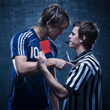 referee (male) - Studio shot of referee showing red card Foto de stock - Sin royalties Premium, Código: 640-03257432