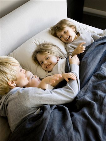 provo - USA, Utah, Provo, Mother in bed with children (18-23 months), (2-5) Stock Photo - Premium Royalty-Free, Code: 640-03257569