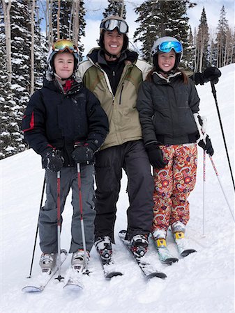 simsearch:640-02951493,k - Portrait du père et fille ski Photographie de stock - Premium Libres de Droits, Code: 640-03257675